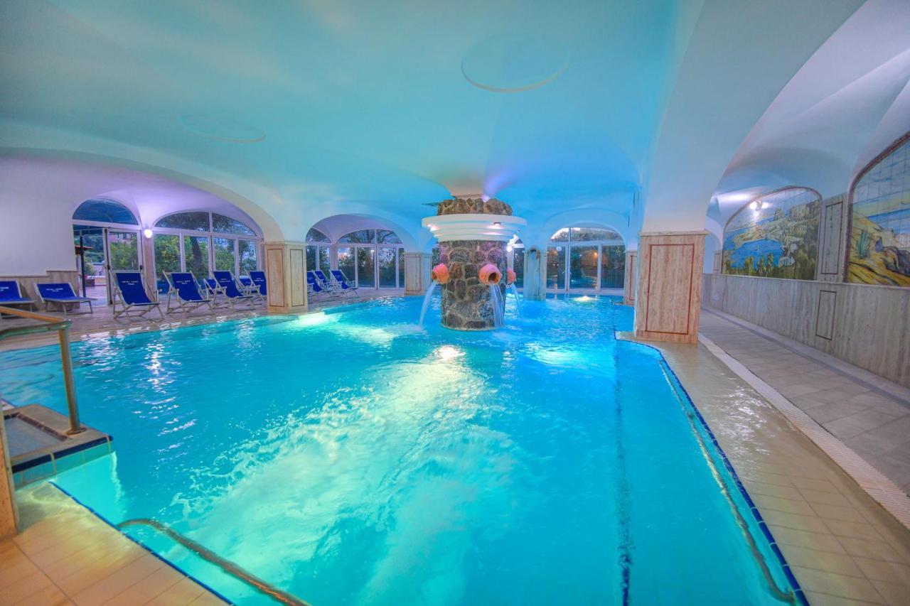 Offerta Natale Lastminute: Vacanza a Ischia in Hotel Felix 4 Stelle in Centro con Terme e Massaggi